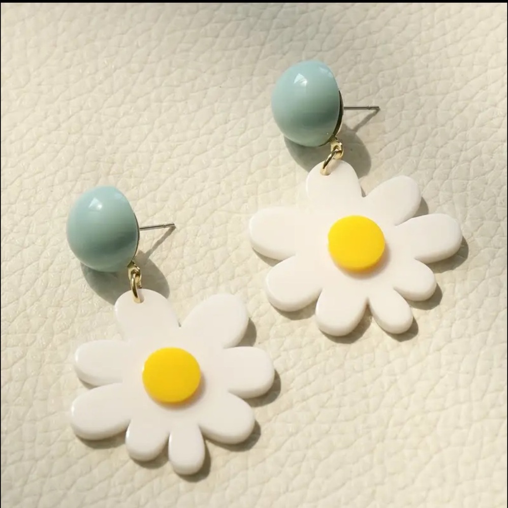 NWOT Daisy Flower Earrings with Yellow Center